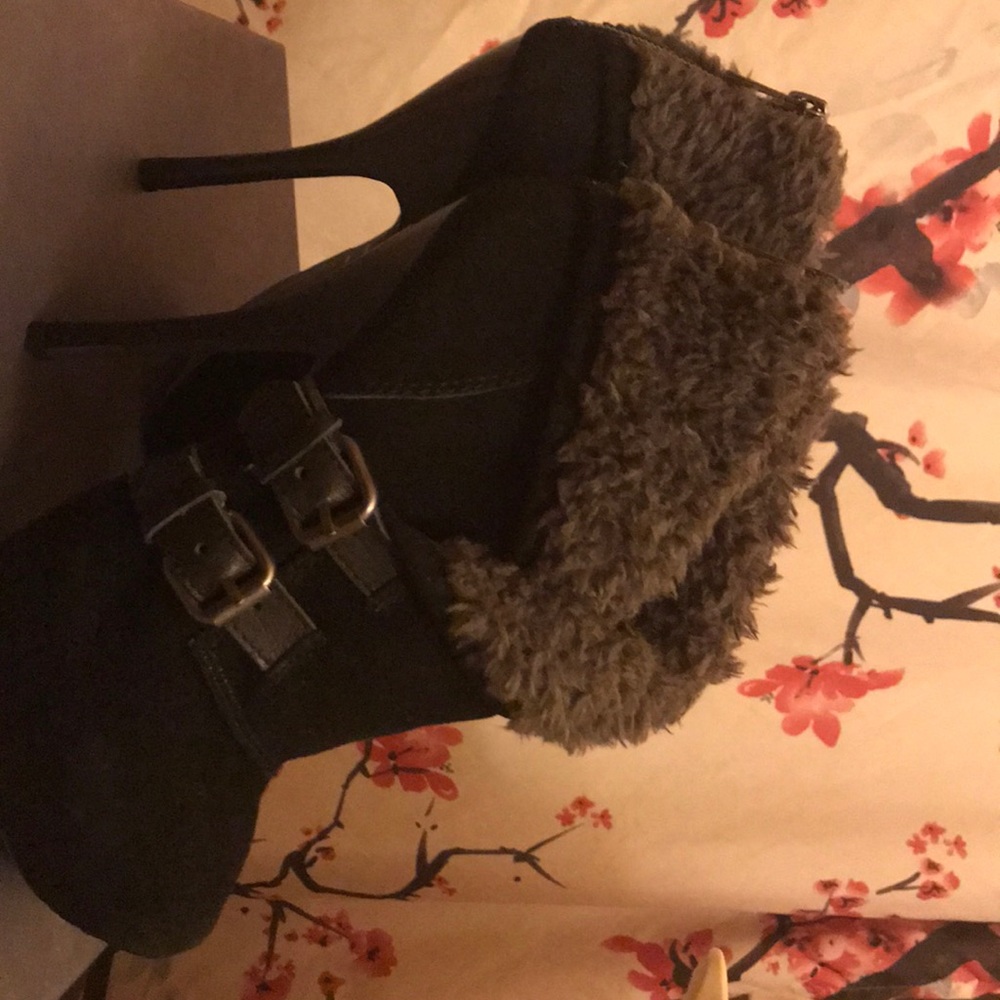 Halston Serena Boots 6.5 brand new